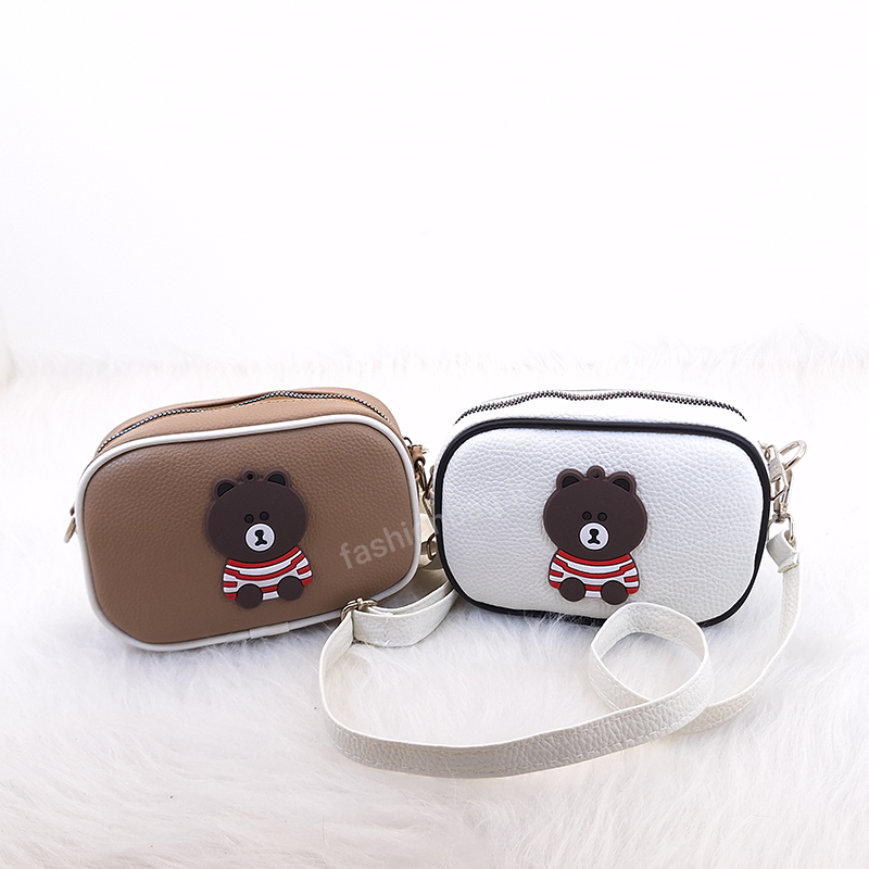 کیف دوشی زنانه با طرح خرس قهوه‌ای در دو رنگ سفید و قهوه‌ای | فروشگاه فشن بگ