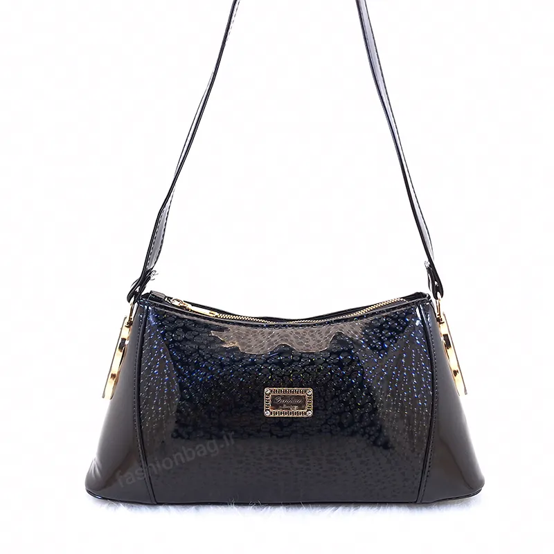 کیف دوشی زنانه چرم براق مشکی با یراق‌آلات طلایی – فروشگاه فشن بگ نما از جلو