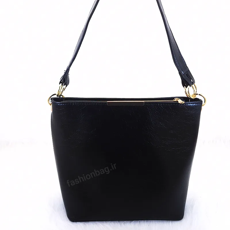 کیف دوشی زنانه مشکی چرم مصنوعی با یراق طلایی | فروشگاه فشن بگ نمای روبه رو