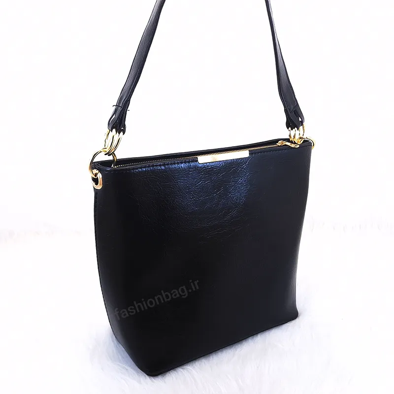 کیف دوشی زنانه مشکی چرم مصنوعی با یراق طلایی | فروشگاه فشن بگ نمای بغل