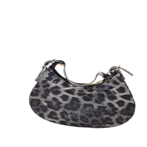 کیف زنانه طرح پلنگی مدل هلالی با زیپ فلزی و بدنه چرم صنعتی باکیفیت - نمای جانبی