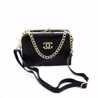kif-charm-varni-model-chanel-gold-chain Front view
